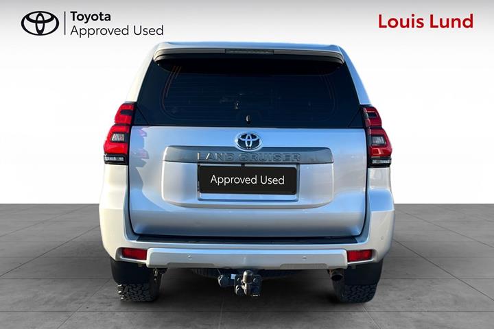 Sølv Toyota Land Cruiser fra 2019 set udefra