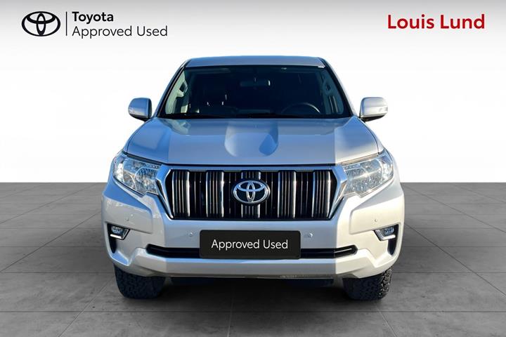Sølv Toyota Land Cruiser fra 2019 set udefra