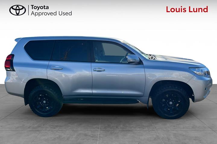 Sølv Toyota Land Cruiser fra 2019