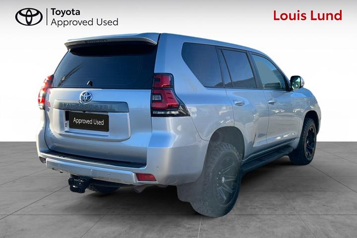 Sølv Toyota Land Cruiser fra 2019