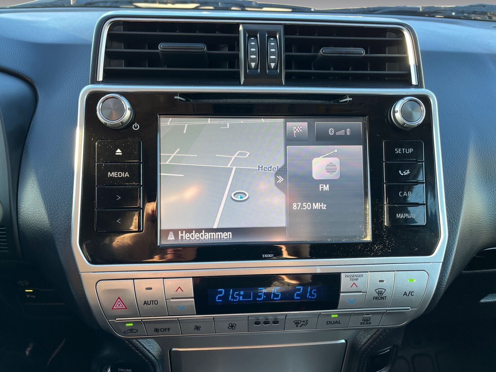 Sølv Toyota Landcruiser fra 2019