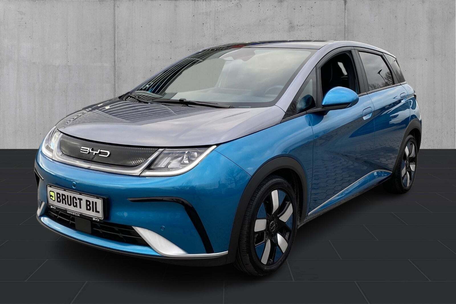 Blå BYD Dolphin fra 2024 set udefra