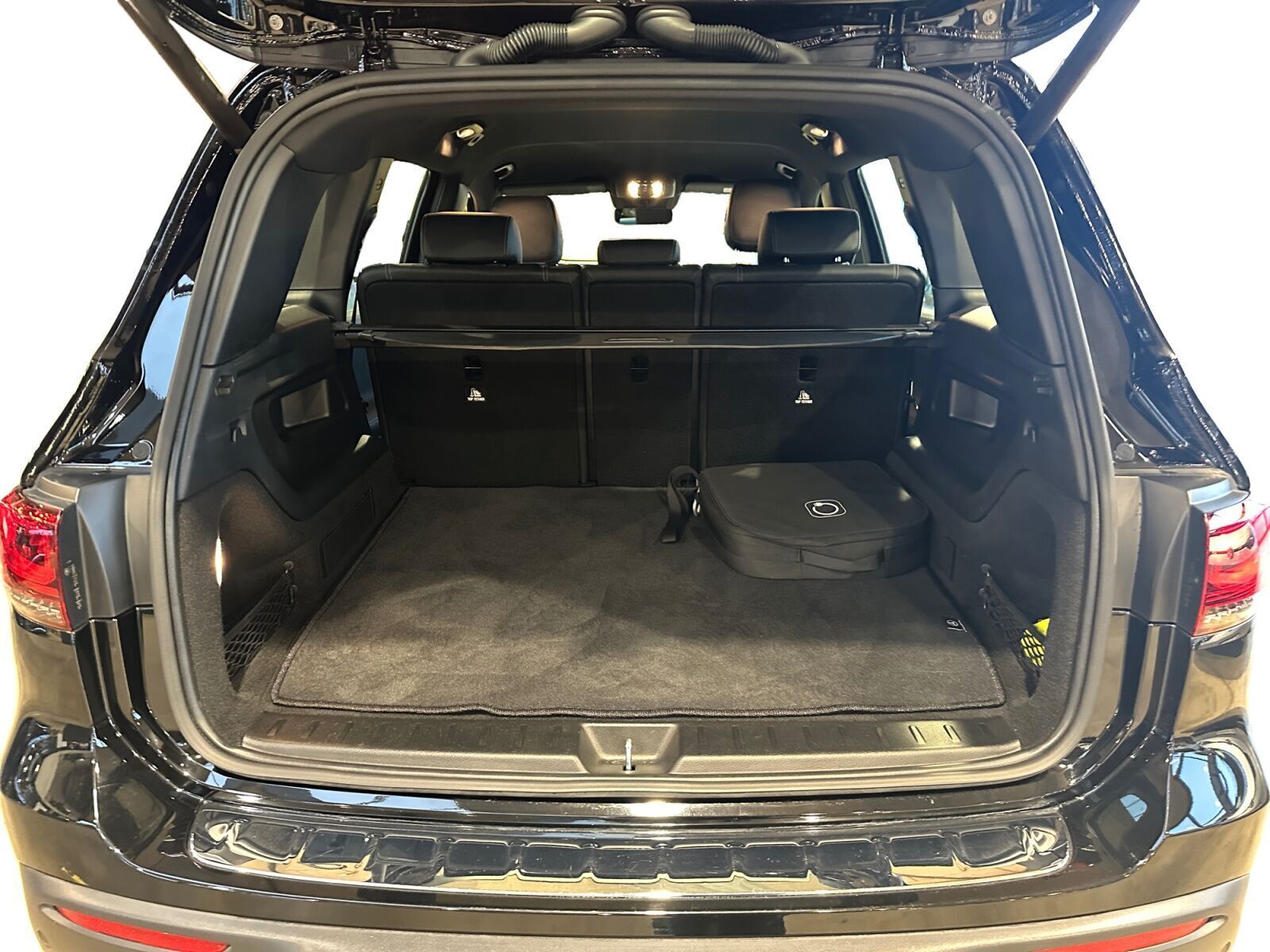 Sort Mercedes EQB250 fra 2023
