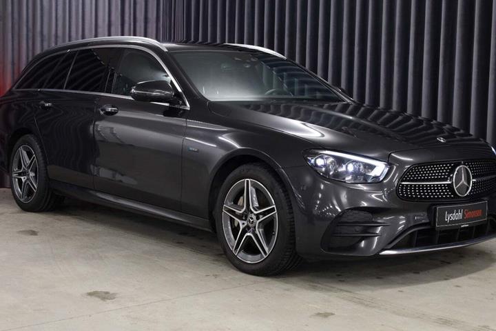 Grå Mercedes E300 de fra 2020 set udefra