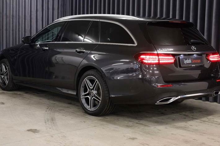Grå Mercedes E300 de fra 2020