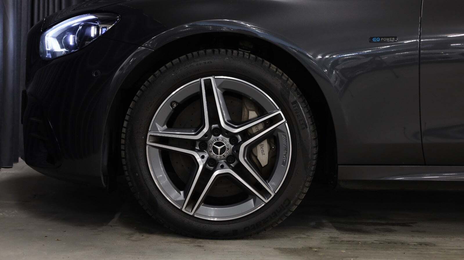Grå Mercedes E300 de fra 2020