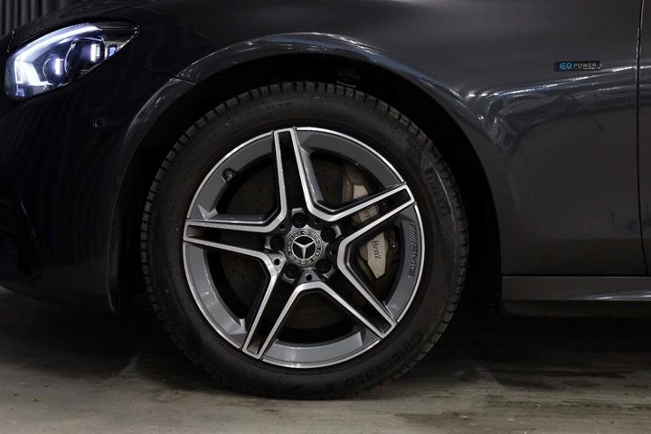 Grå Mercedes E300 de fra 2020