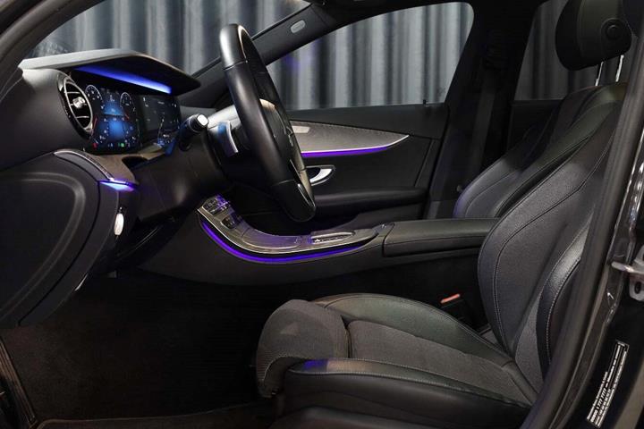 Grå Mercedes E300 de fra 2020