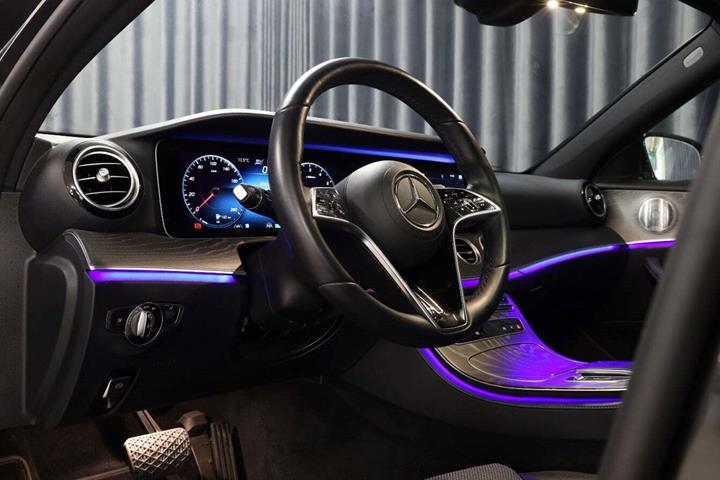 Grå Mercedes E300 de fra 2020
