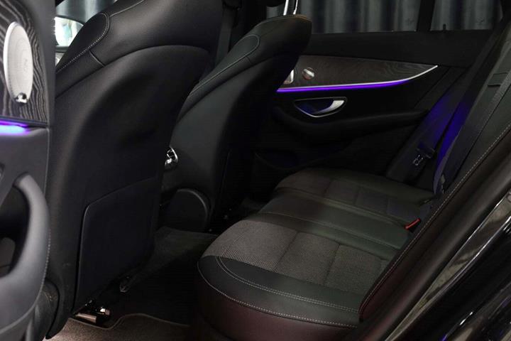 Grå Mercedes E300 de fra 2020