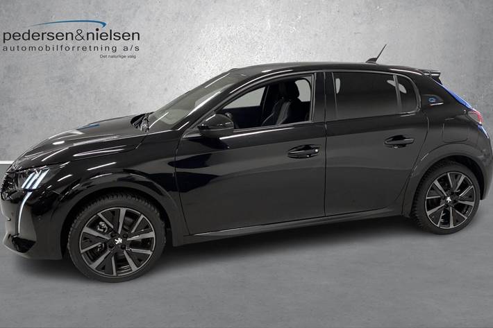 Sort Peugeot e-208 fra 2023