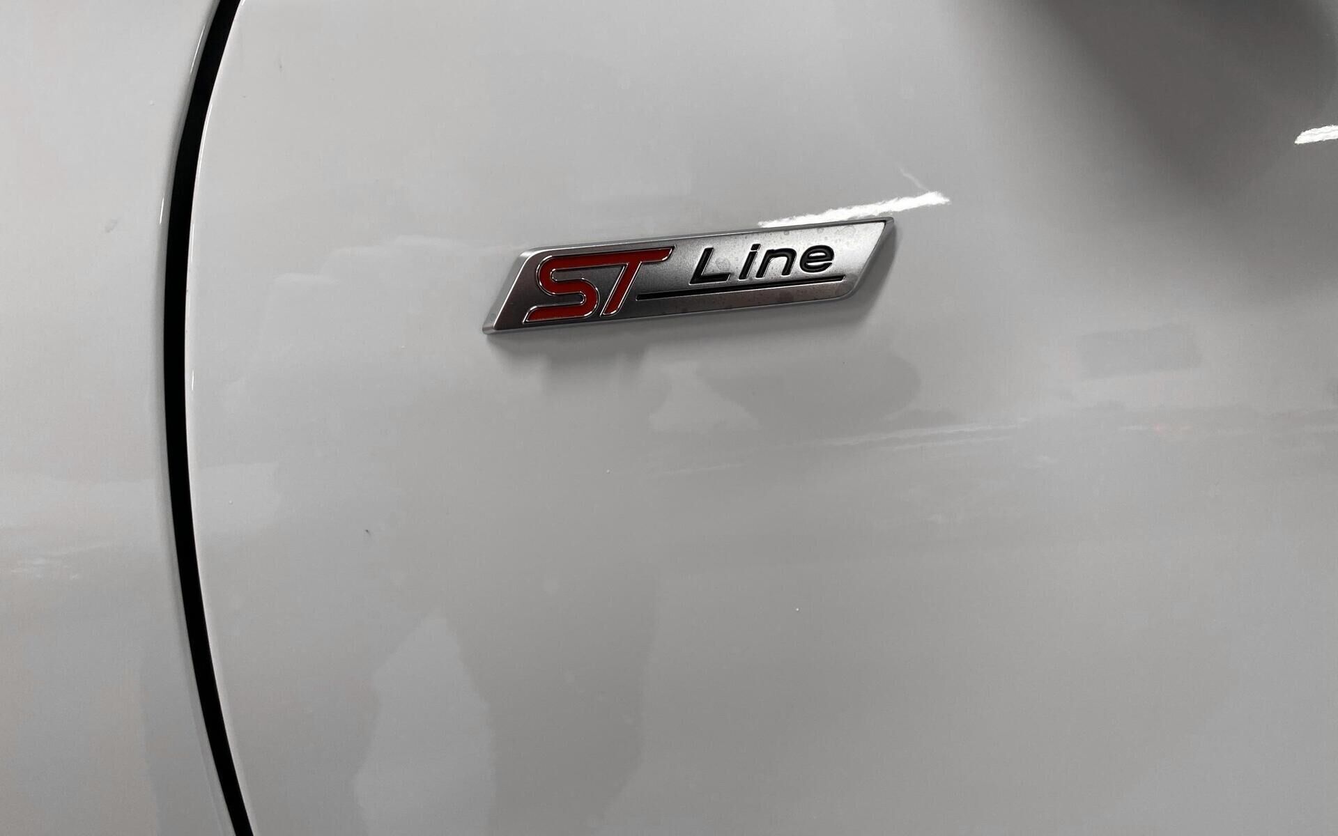 Hvid Ford Kuga fra 2025