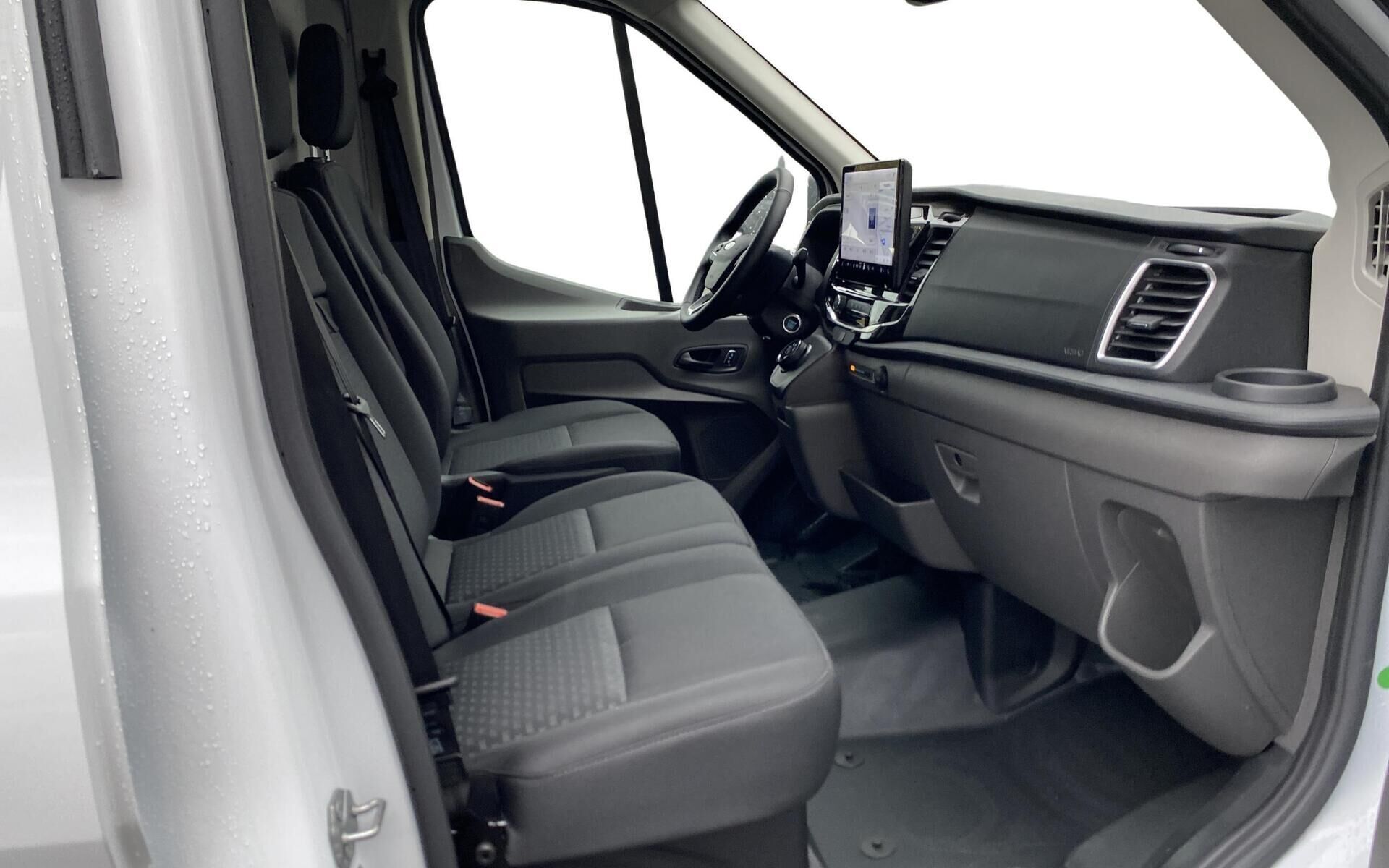 Hvid Ford E-Transit fra 2025 set indefra