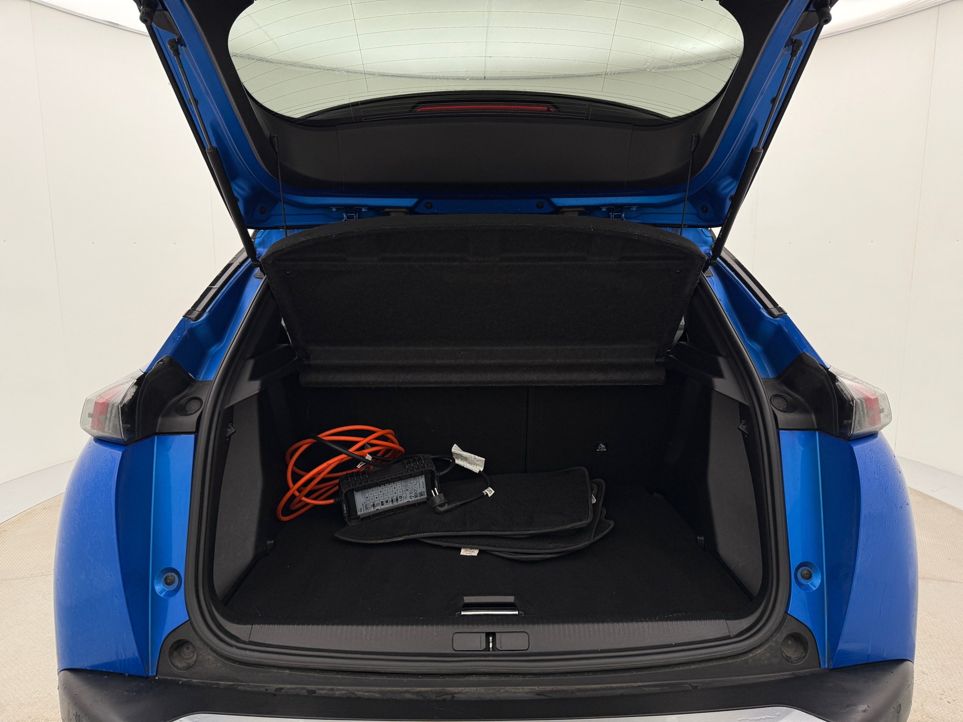 Blå Peugeot e-2008 fra 2020