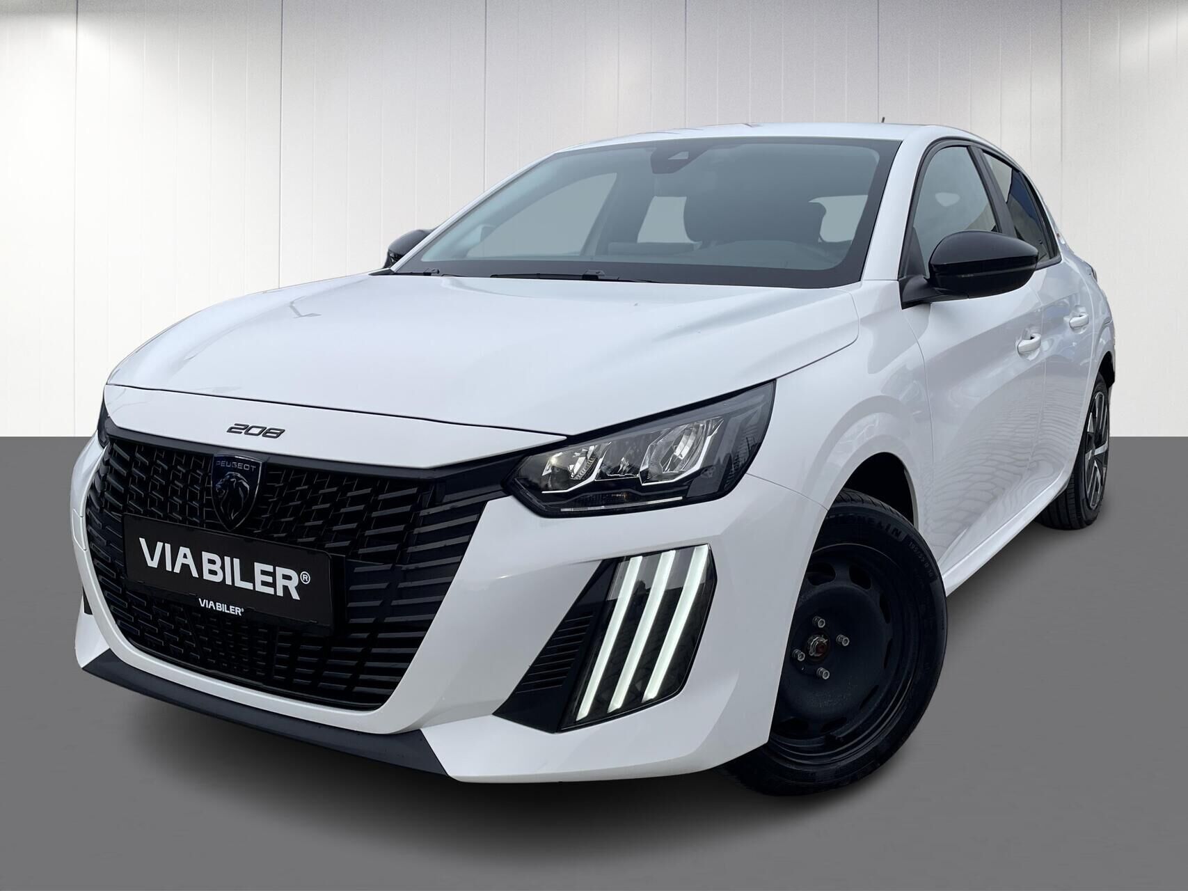 Hvid Peugeot e-208 fra 2025 set udefra