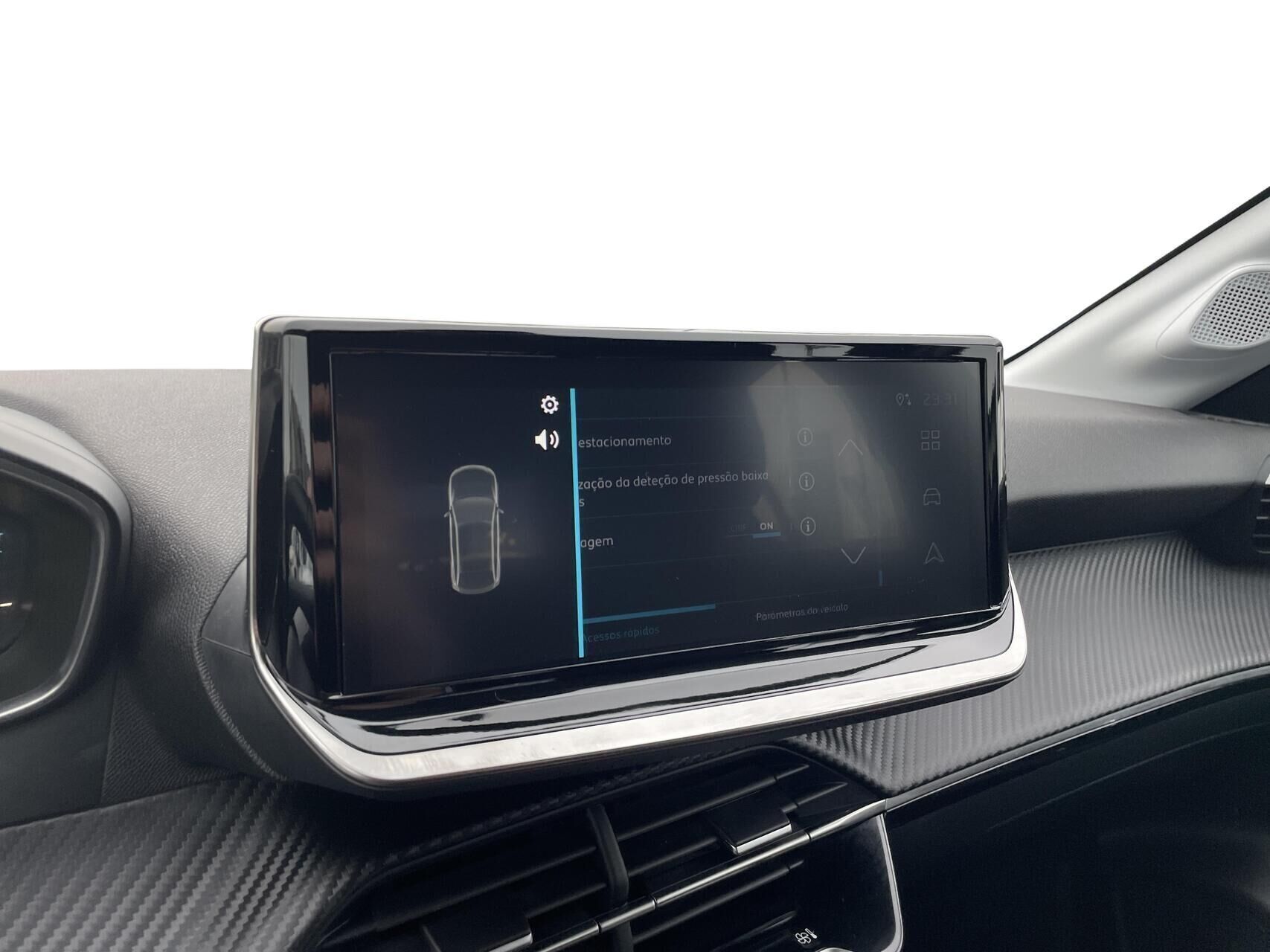 Hvid Peugeot e-208 fra 2025