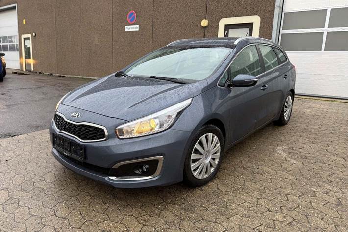 Blå Kia Ceed fra 2016 set udefra