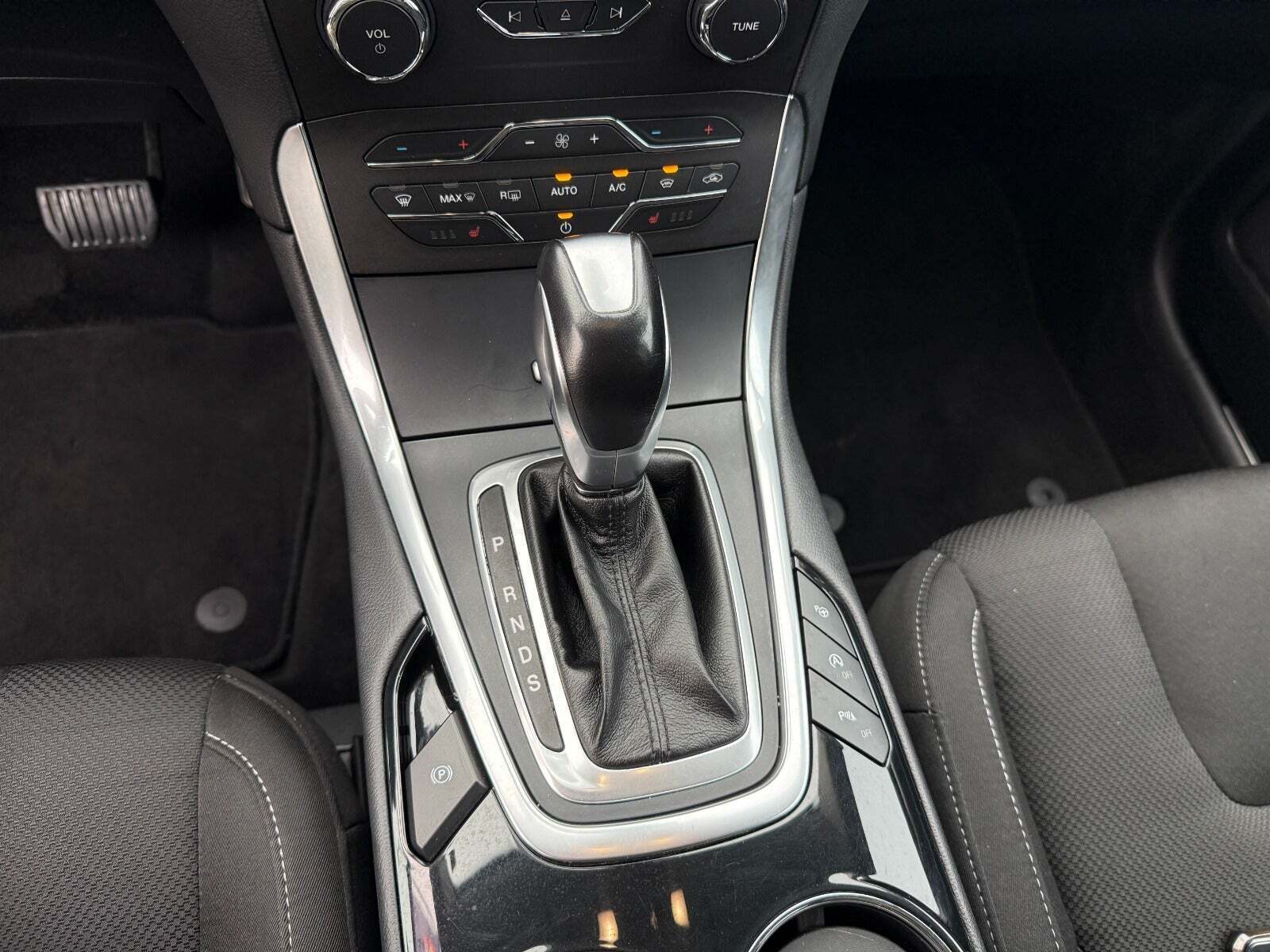 Grå Ford S-MAX fra 2017