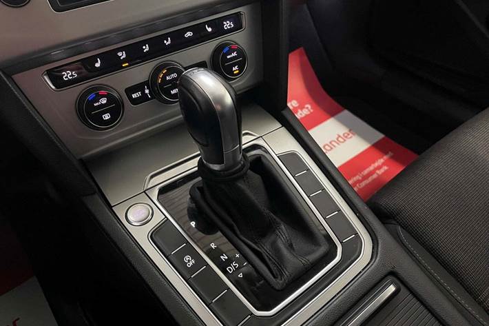 Sort VW Passat fra 2016