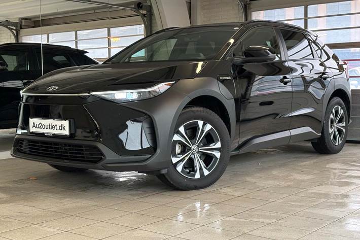 Sort Toyota BZ4X fra 2023 set udefra