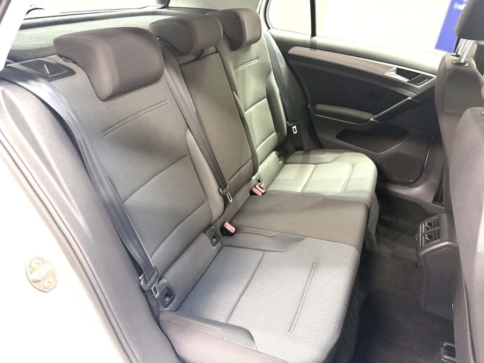 Hvid VW Golf VII fra 2014