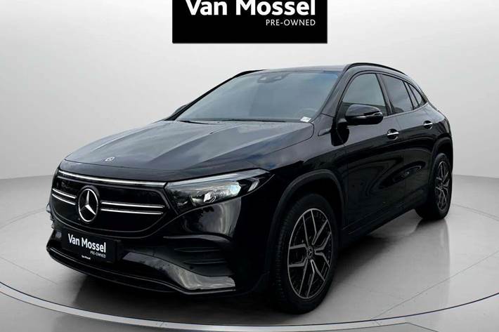 Sort Mercedes EQA250 fra 2022 set udefra