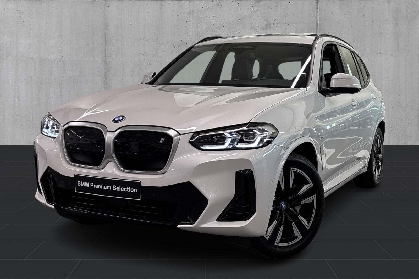 Hvid BMW iX3 fra 2022 set udefra