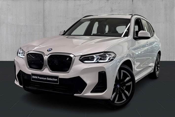 Hvid BMW iX3 fra 2022 set udefra