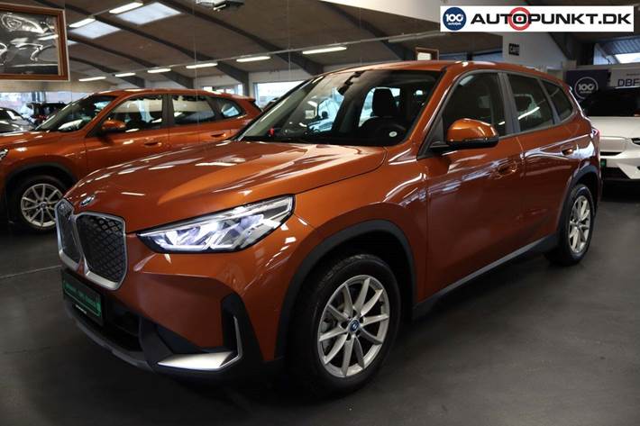 Orange BMW iX1 fra 2024 set udefra