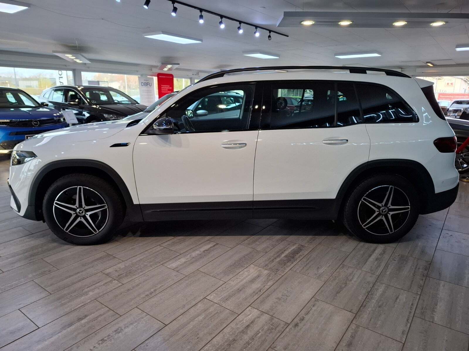 Hvid Mercedes EQB300 fra 2022