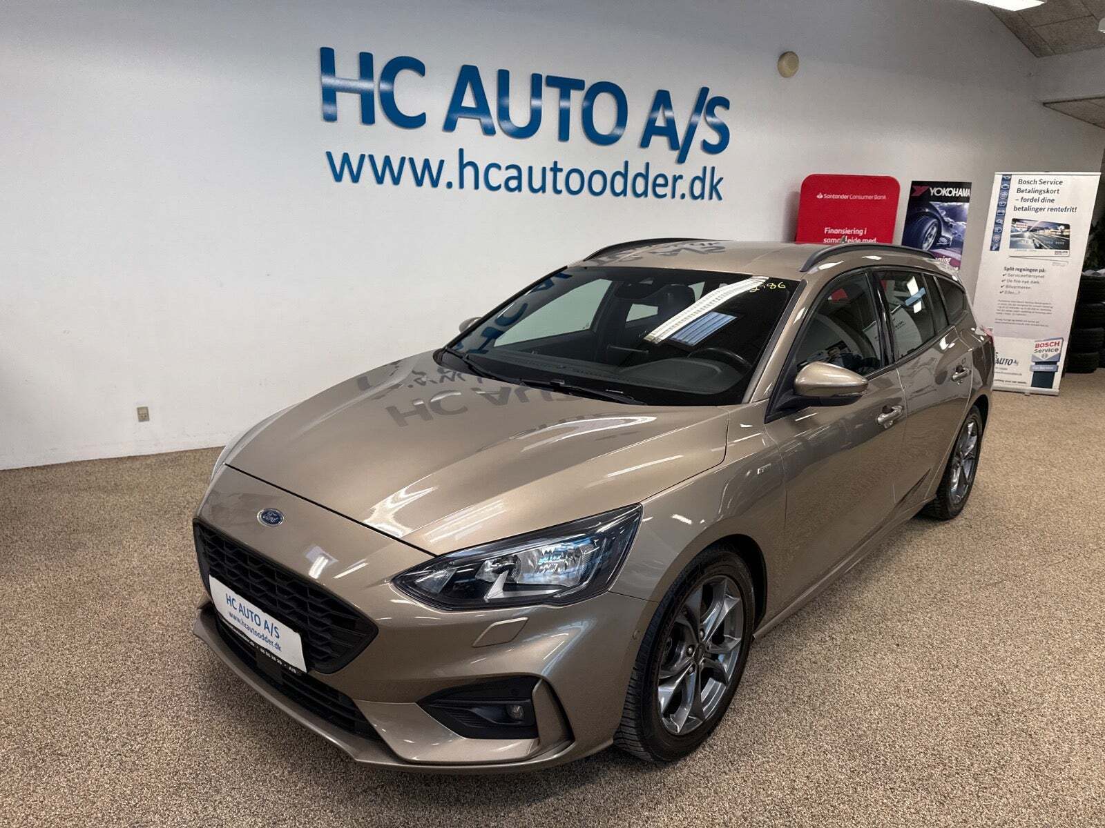 Beige Ford Focus fra 2019 set udefra