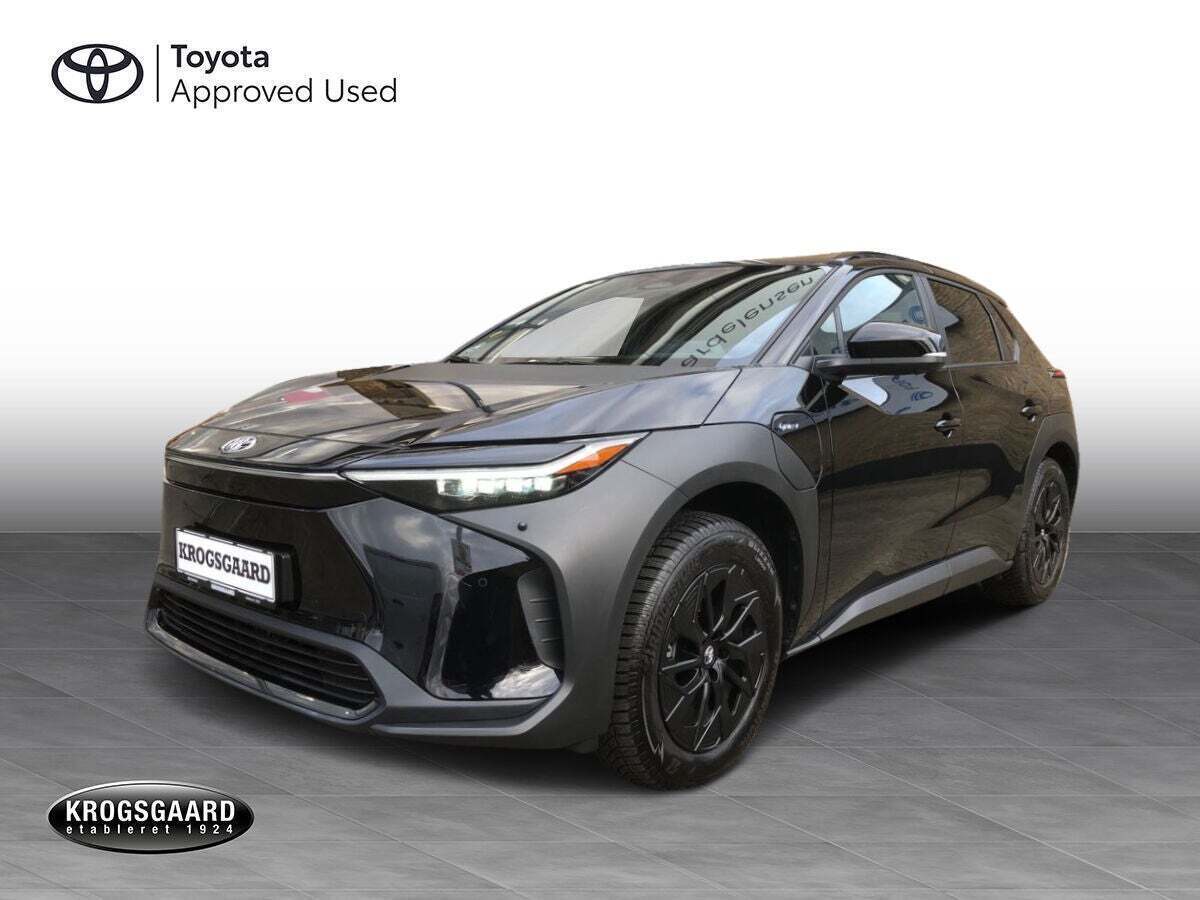 Sort Toyota BZ4X fra 2024 set udefra