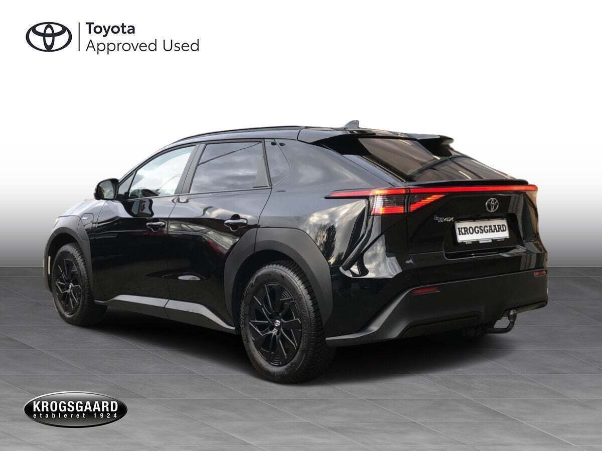 Sort Toyota BZ4X fra 2024