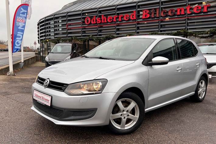 Sølv VW Polo fra 2014 set udefra