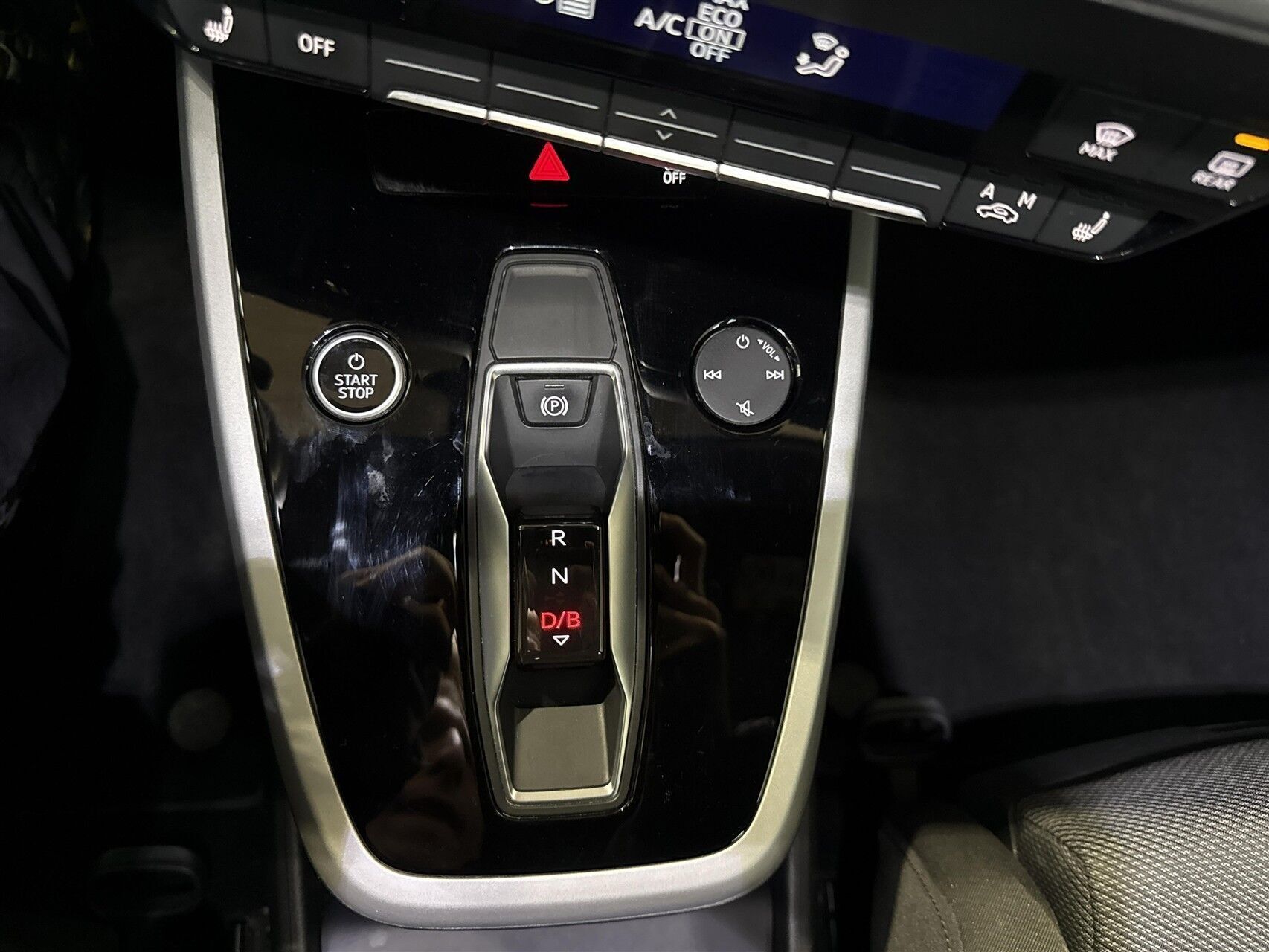 Grå Audi Q4 fra 2022