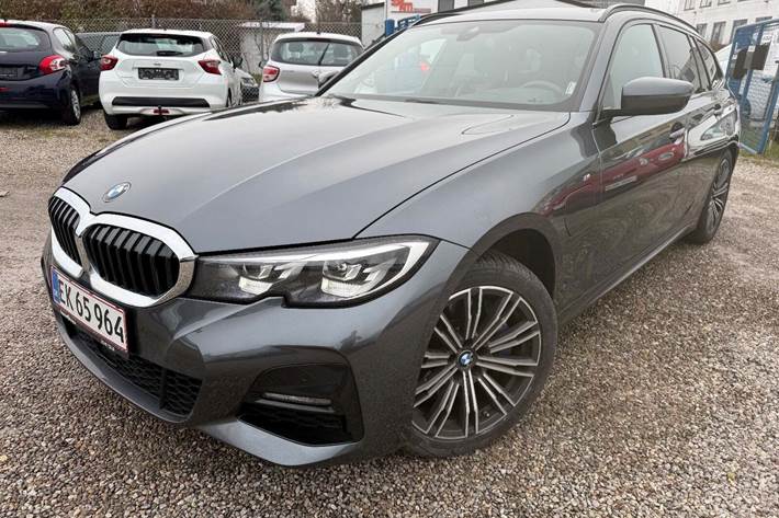 Grå BMW 330e fra 2021 set udefra