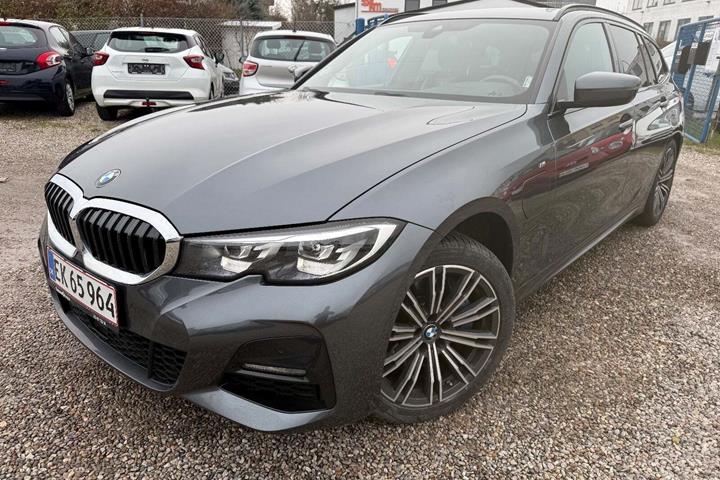 Grå BMW 330e fra 2021 set udefra