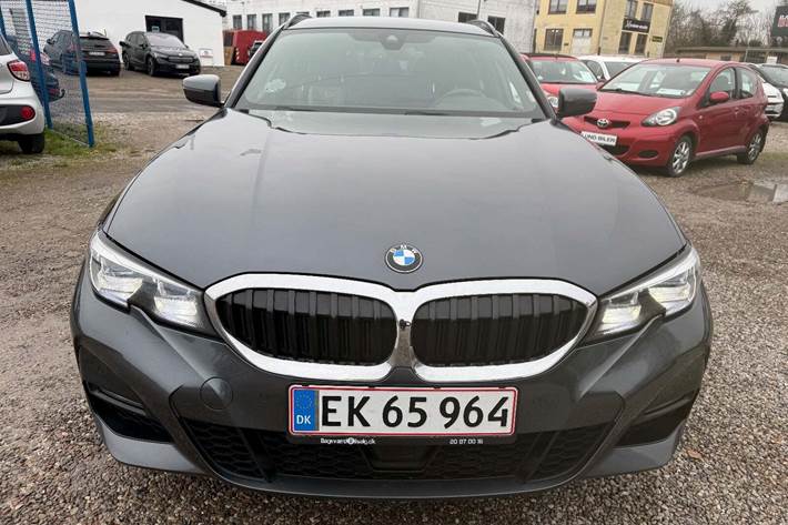 Grå BMW 330e fra 2021