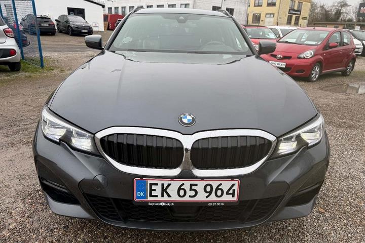 Grå BMW 330e fra 2021