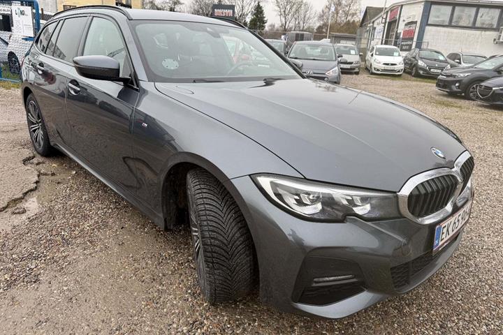 Grå BMW 330e fra 2021