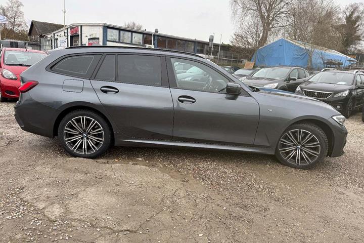 Grå BMW 330e fra 2021