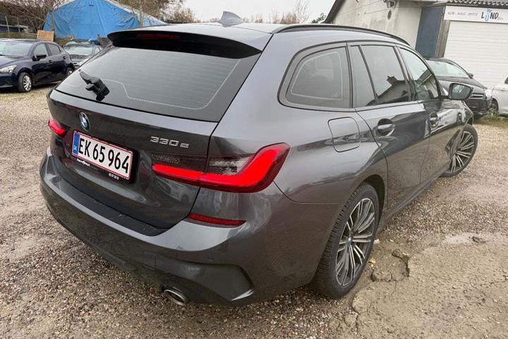 Grå BMW 330e fra 2021