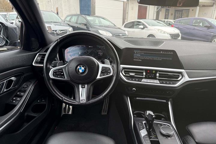 Grå BMW 330e fra 2021