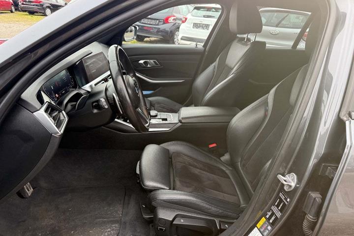 Grå BMW 330e fra 2021