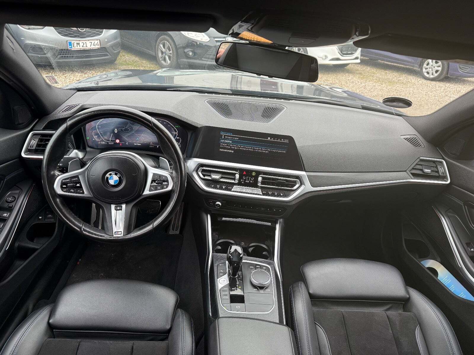 Grå BMW 330e fra 2021