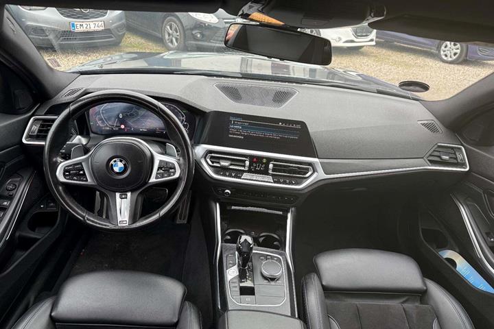 Grå BMW 330e fra 2021