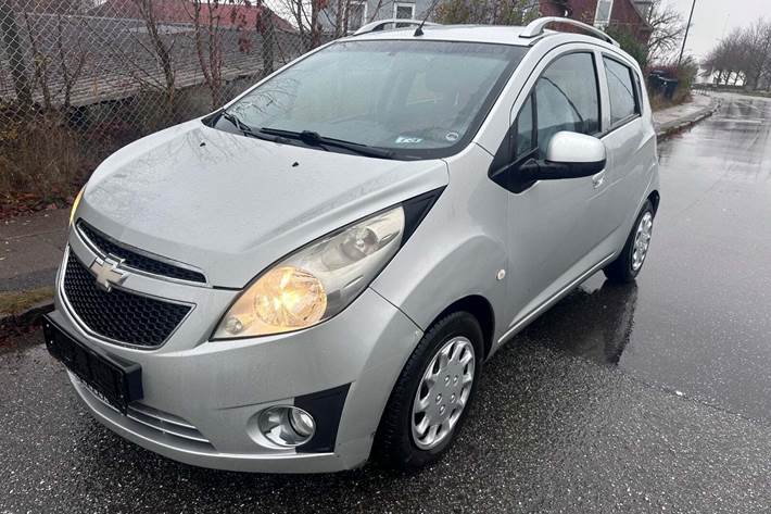 Grøn Chevrolet Spark fra 2012 set udefra