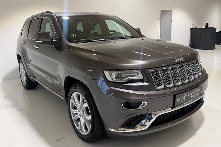 Grå Jeep Grand Cherokee fra 2013 set udefra
