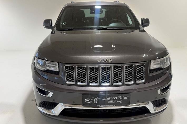 Grå Jeep Grand Cherokee fra 2013 set udefra