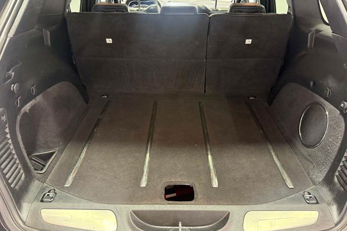 Grå Jeep Grand Cherokee fra 2013